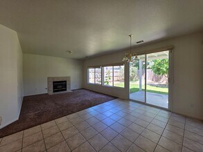944 W Russell Ave in Visalia, CA - Building Photo - Building Photo