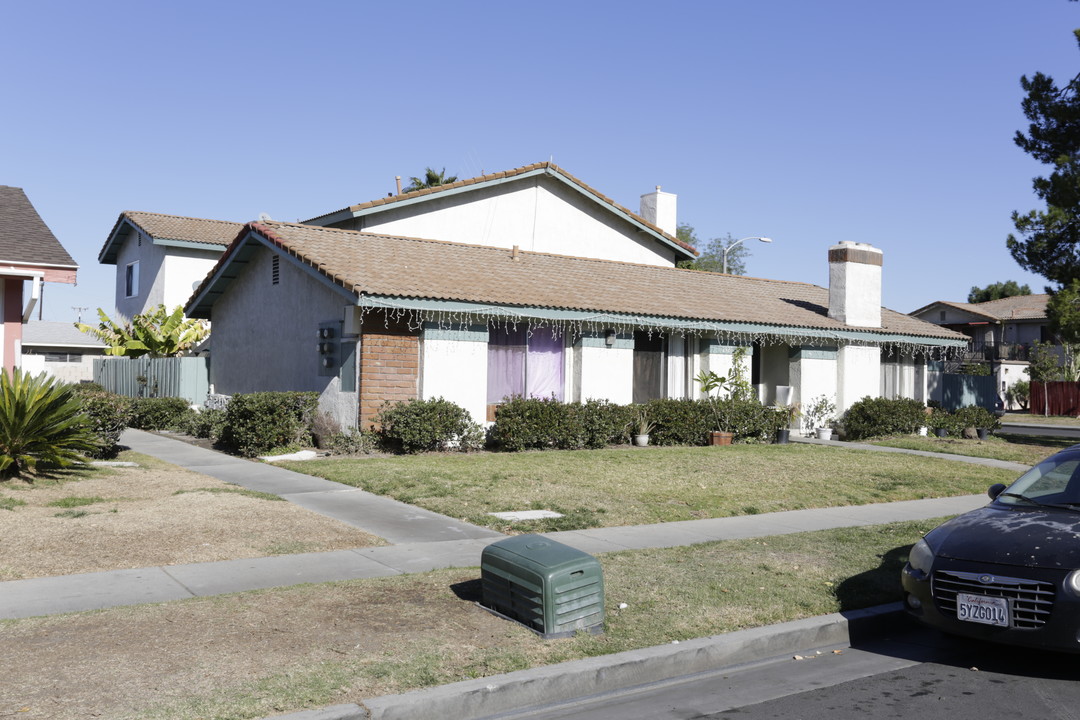 2527 E Park Ln in Anaheim, CA - Building Photo