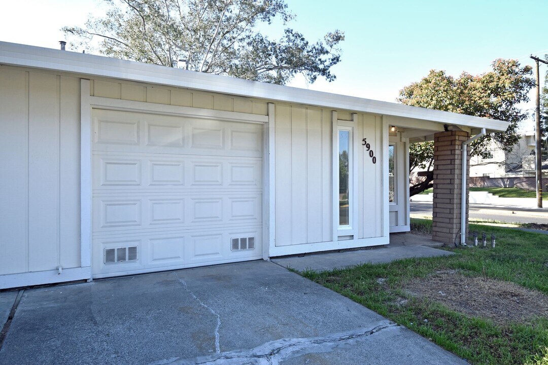 5902-5902 Bourbon Dr in Carmichael, CA - Building Photo