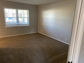 300 W Greenfield Dr in Wake Village, TX - Building Photo - Building Photo