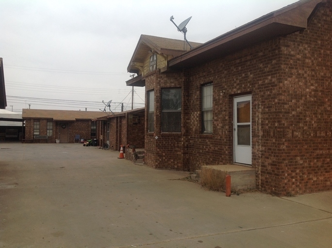 102 House Ave in Levelland, TX - Building Photo