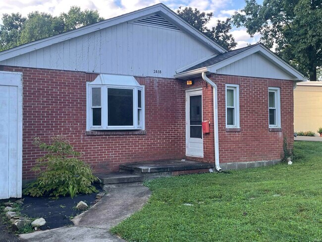 2418 E 4th St in Bloomington, IN - Foto de edificio - Building Photo