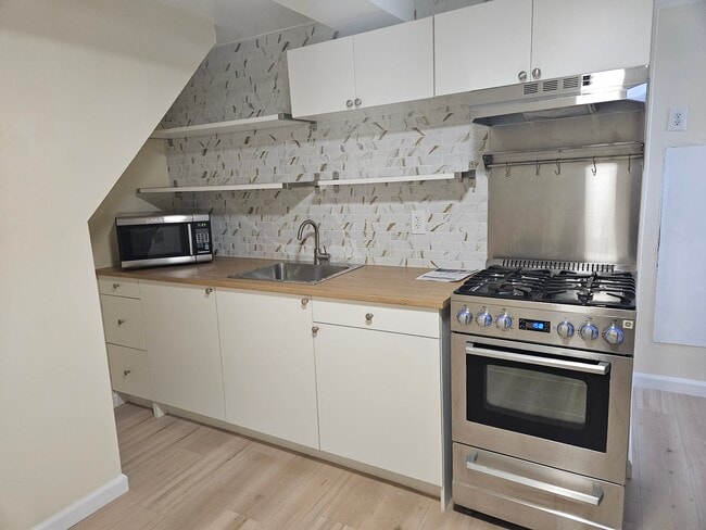 8718 31st Ave, Unit 1BR BASEMENT w/Utilities in East Elmhurst, NY - Foto de edificio - Building Photo