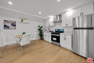 5813 Saloma Ave in Los Angeles, CA - Building Photo - Building Photo