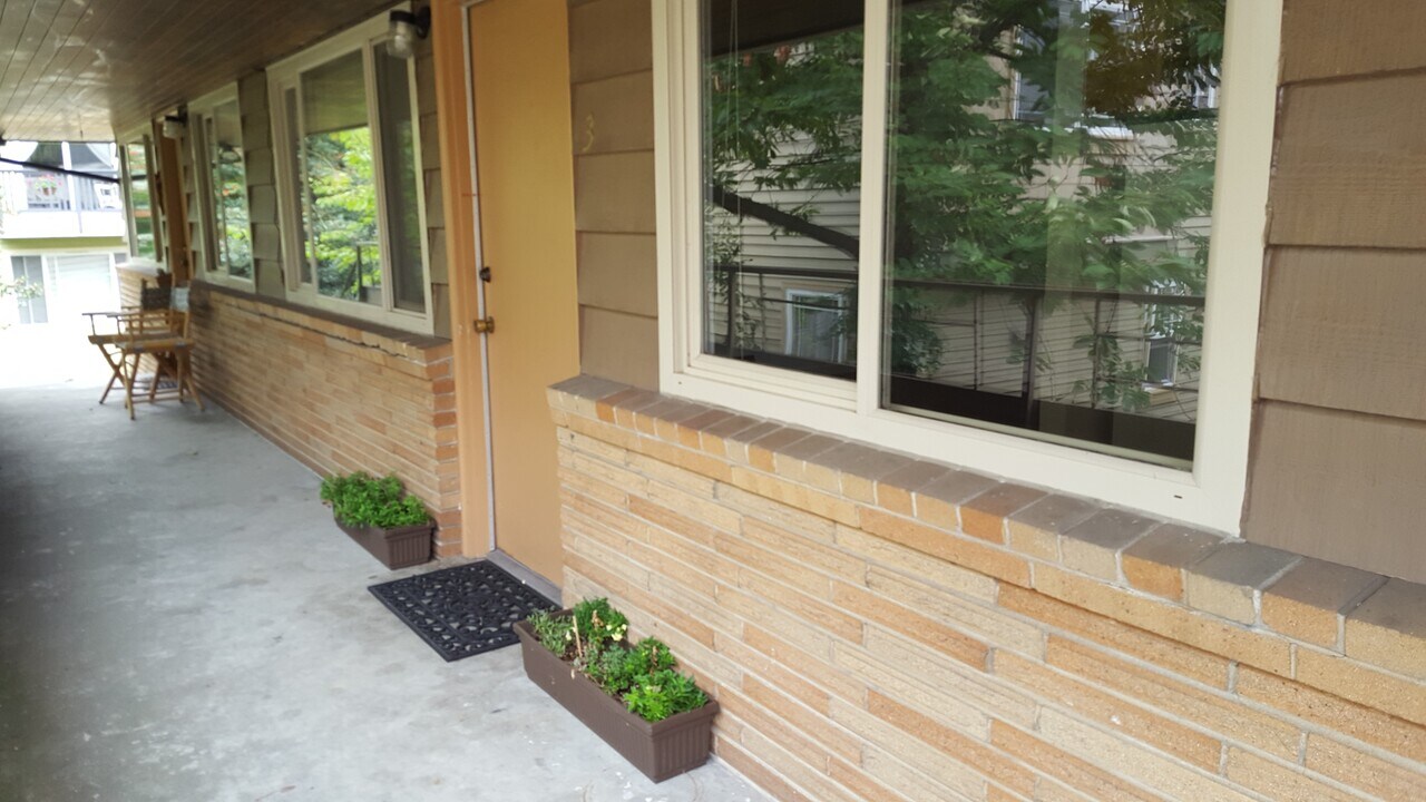 3659 Dayton Ave N, Unit #3 in Seattle, WA - Building Photo