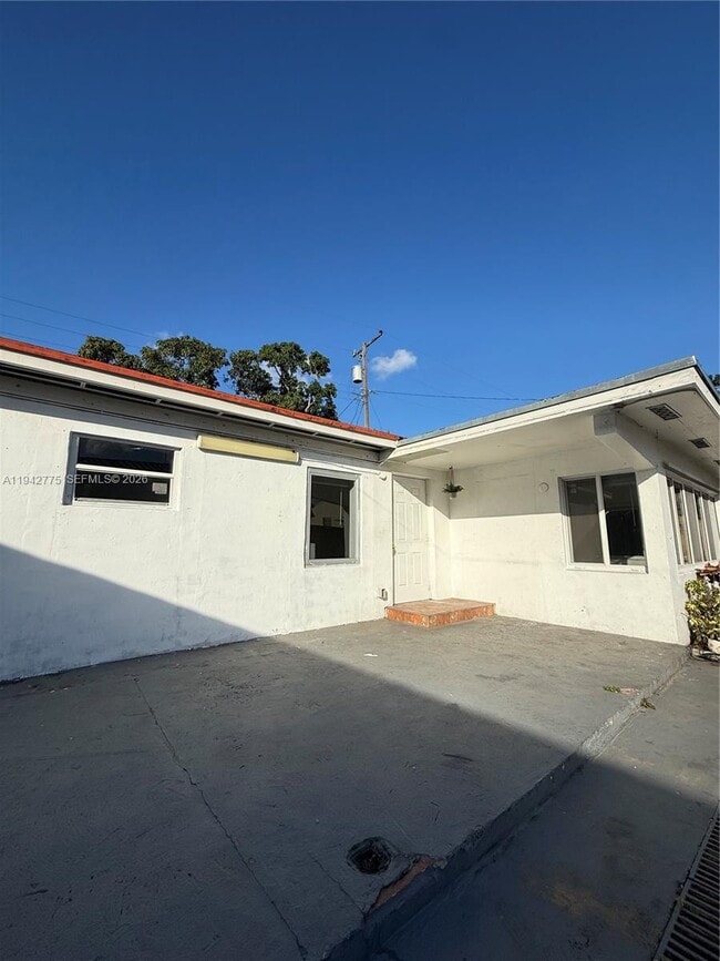 351 E 17th St in Hialeah, FL - Foto de edificio - Building Photo