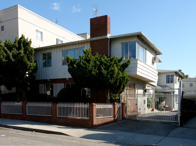 1746 N Mariposa Ave in Los Angeles, CA - Foto de edificio - Building Photo