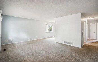 8225 Tamarack Trail in Eden Prairie, MN - Building Photo - Building Photo