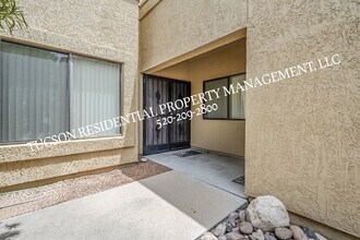 1135 Cam Diestro in Tucson, AZ - Building Photo - Building Photo