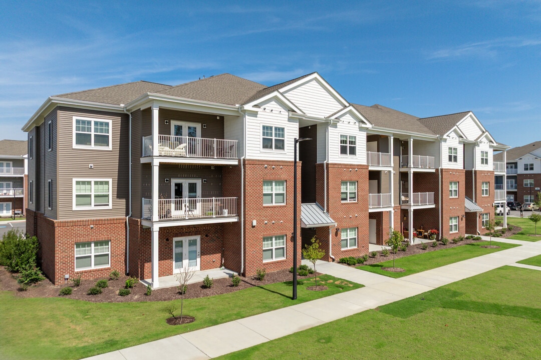 The Westerly at Benn’s Grant in Smithfield, VA - Foto de edificio