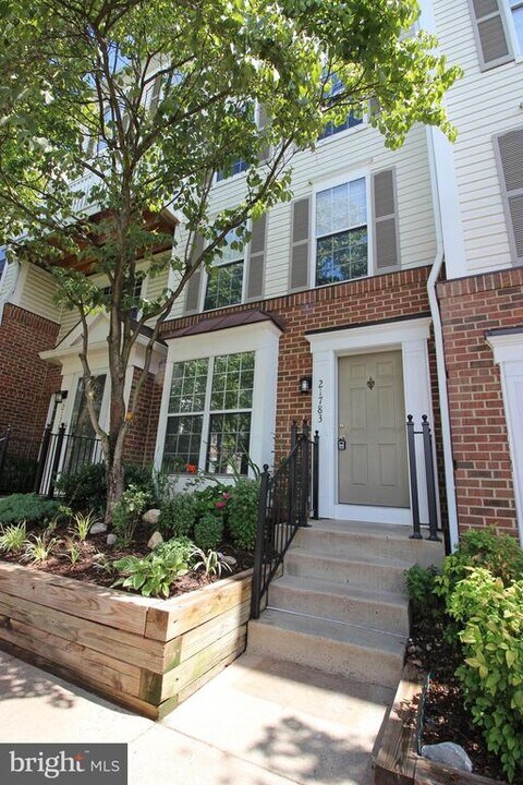 21783 Baldwin Square in Sterling, VA - Building Photo