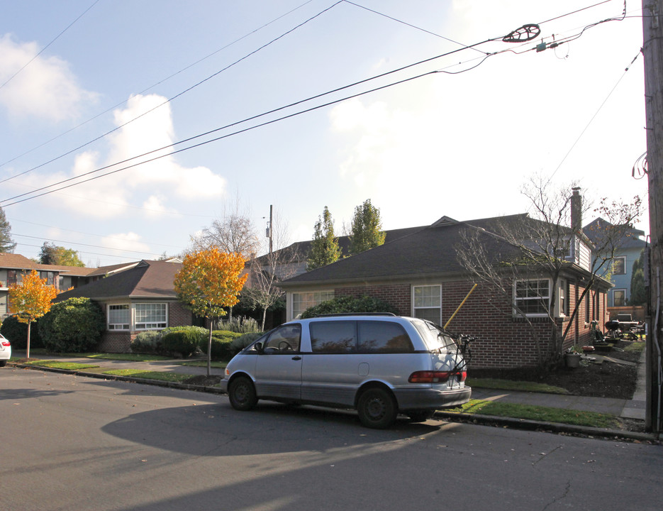 1636 SE Taylor St in Portland, OR - Building Photo