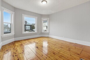 35 Oakland St in Salem, MA - Building Photo