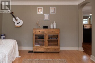 5853 McLeod Rd in Niagara Falls, ON - Building Photo - Building Photo