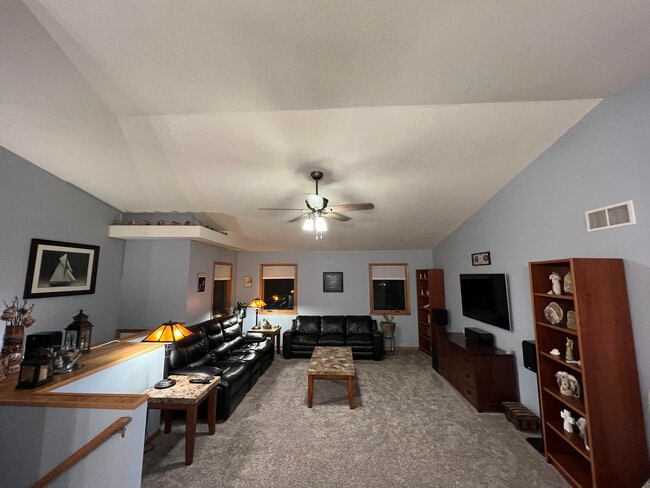 611 Wellington Dr, Unit 611 in West Bend, WI - Building Photo - Building Photo