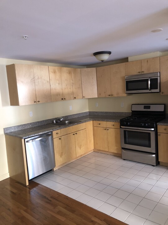 14 Brooklyn Ave, Unit 218 in Valley Stream, NY - Foto de edificio