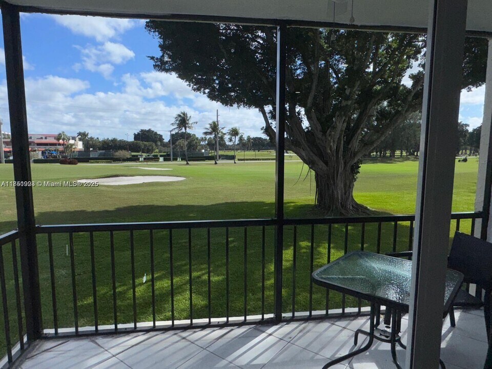 9200 N Hollybrook Lake Dr in Pembroke Pines, FL - Building Photo