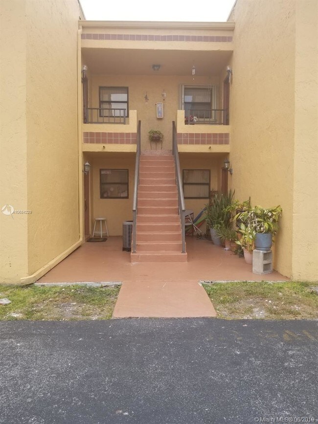 10805 NW 7th St-Unit -3-22 in Miami, FL - Building Photo - Building Photo