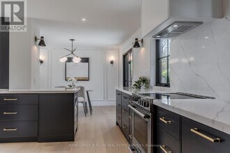 3029 Eva Dr in Burlington, ON - Building Photo - Building Photo