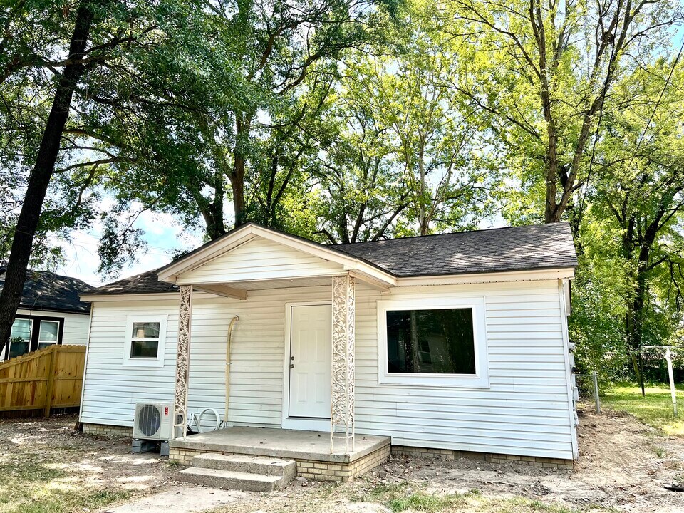 1623 E Sullenberger Ave in Malvern, AR - Building Photo