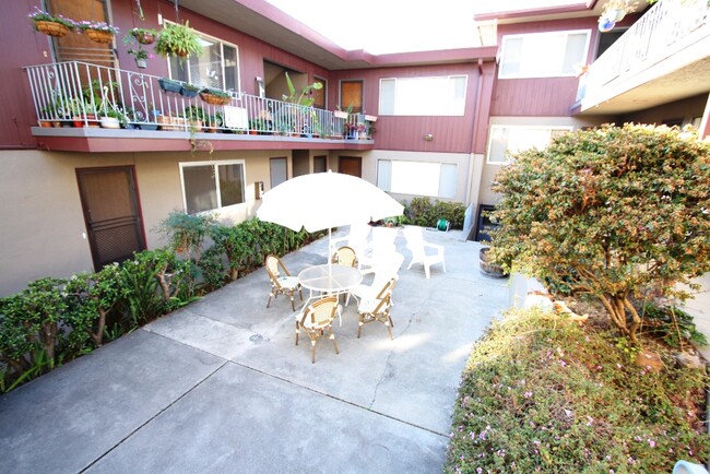 96 Linda Ave in Piedmont, CA - Foto de edificio - Building Photo