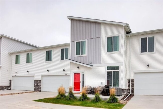 327 NE Otter Dr in Waukee, IA - Building Photo - Building Photo