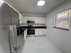 1810 SW 81st Ave in North Lauderdale, FL - Foto de edificio - Building Photo