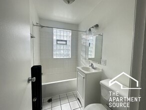 4758 N Maplewood Ave, Unit 211 in Chicago, IL - Building Photo - Building Photo