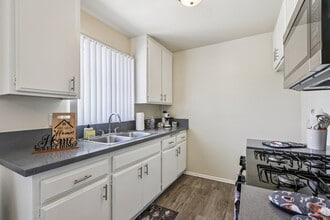 Casa Moreno Apartments in La Puente, CA - Foto de edificio - Building Photo