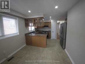 30 Picaro Dr in Toronto, ON - Building Photo - Building Photo