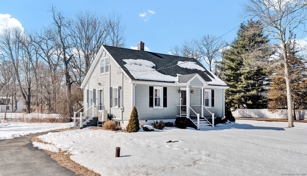 11 Peggy Ln in Farmington, CT - Building Photo