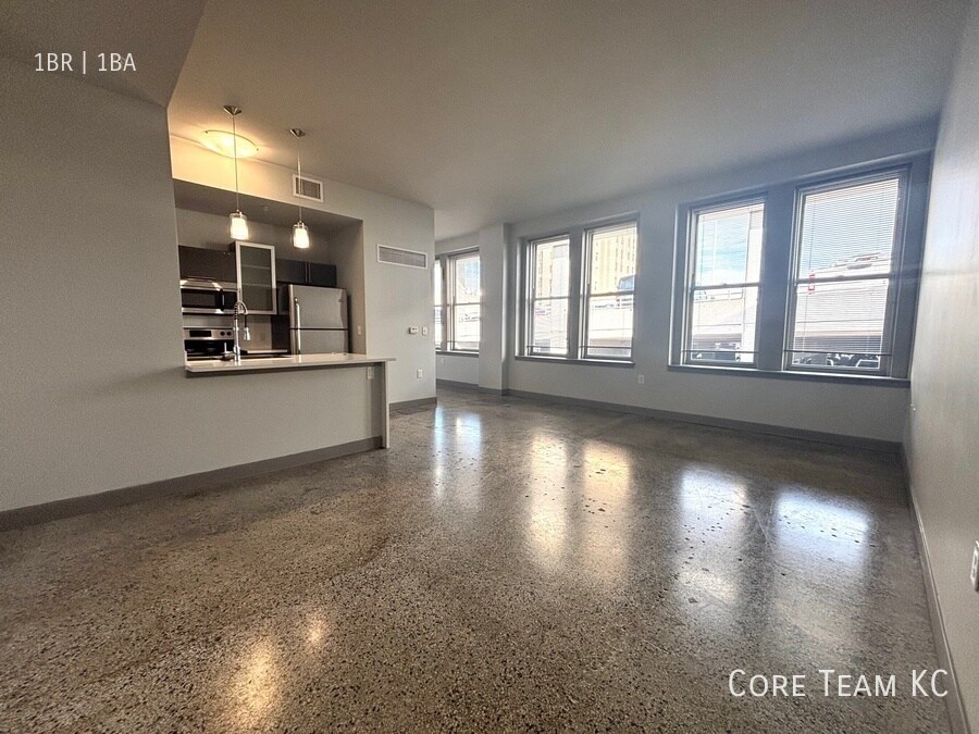 306 E 12th St in Kansas City, MO - Building Photo