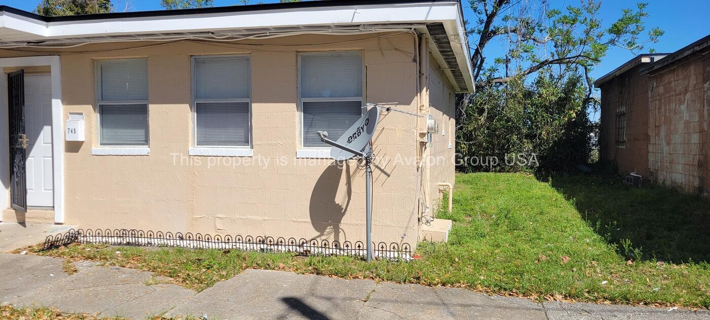 745 Pippin St in Jacksonville, FL - Foto de edificio