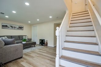 14220 Fallbrook Ln in Woodbridge, VA - Foto de edificio - Building Photo