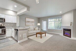 Aspen Creek in Kirkland, WA - Building Photo