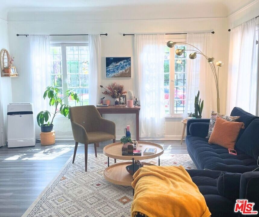 351 N Sierra Bonita Ave in Los Angeles, CA - Building Photo
