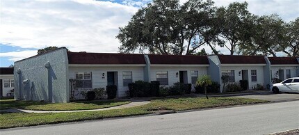 13850 Oakwood Ln in Seminole, FL - Building Photo - Building Photo