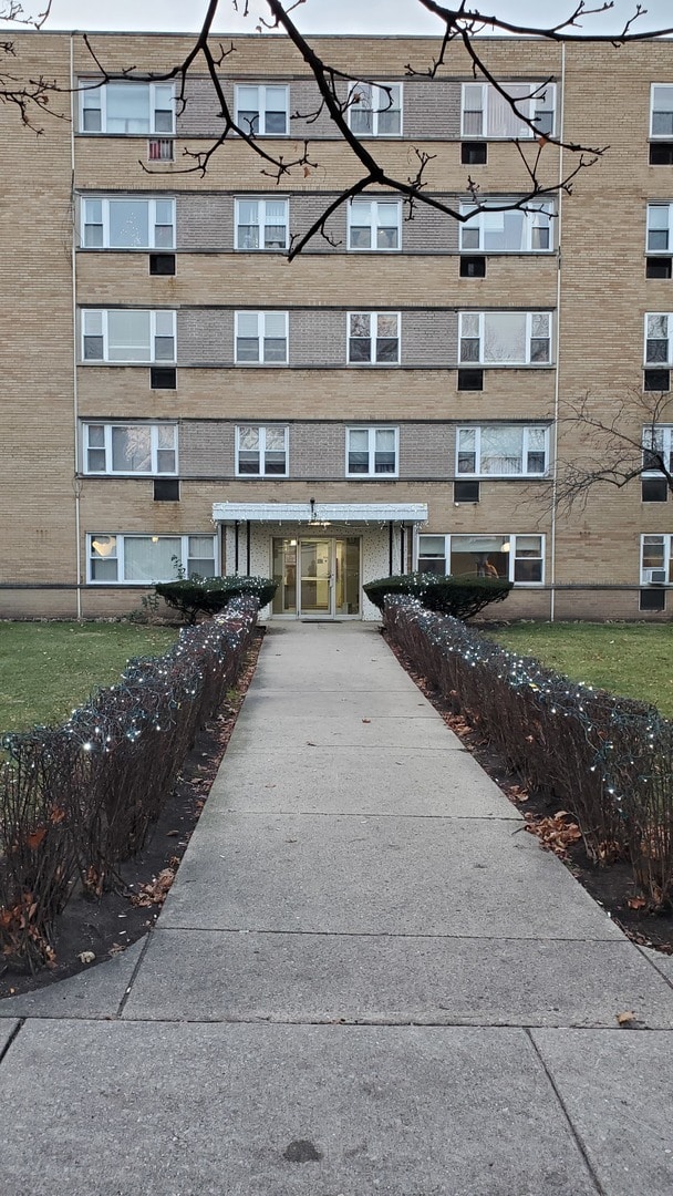 property at 6160 N Damen Ave