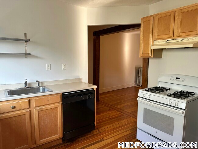 23 Renfrew St in Medford, MA - Building Photo - Building Photo
