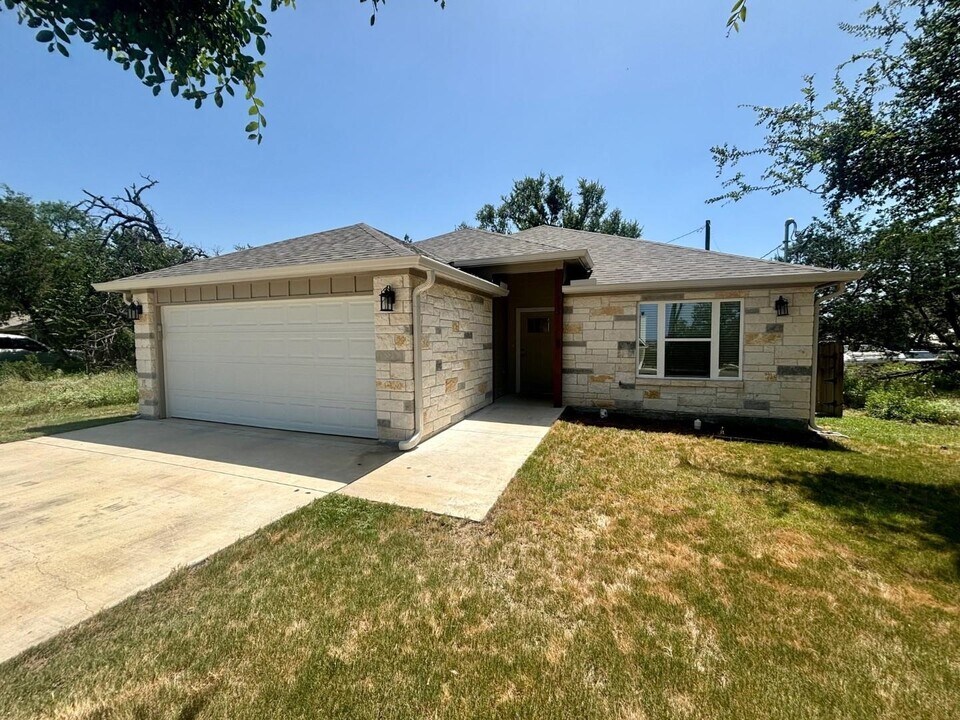 713 Maple Ln in Cottonwood Shores, TX - Building Photo
