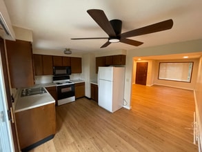 13334 SE Sherman St in Portland, OR - Foto de edificio - Building Photo