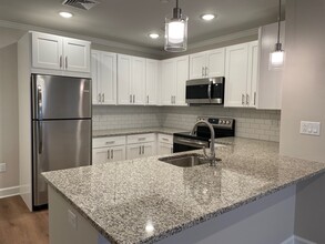 Brookfield Village Apartments in Brookfield, CT - Foto de edificio - Building Photo