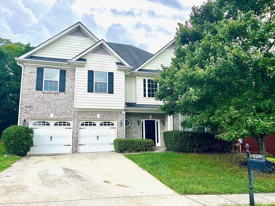 983 Yancey Ct in Loganville, GA - Building Photo