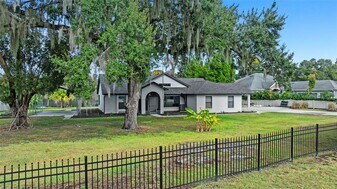 15912 Willowdale Rd in Tampa, FL - Building Photo
