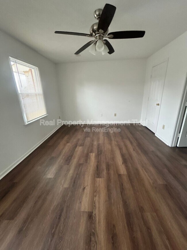 128 Loch Cir in Hampton, VA - Foto de edificio - Building Photo