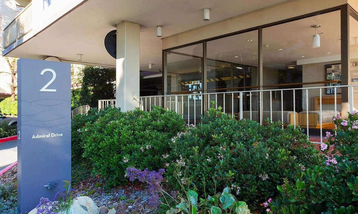 2 Admiral Dr in Emeryville, CA - Building Photo