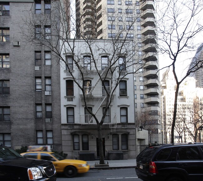 241 E 46th St in New York, NY - Foto de edificio - Building Photo