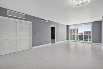 3801 S Ocean Dr in Hollywood, FL - Building Photo - Building Photo
