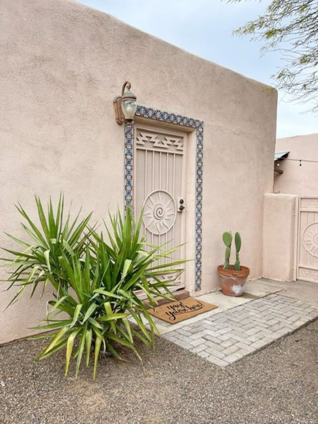 2648 E Drachman St, Unit Guest House - Utilities included in Tucson, AZ - Building Photo - Building Photo