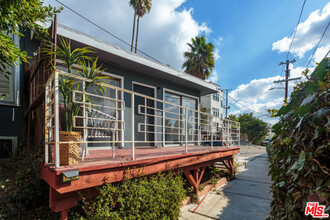 6915 Pso Del Serra in Los Angeles, CA - Foto de edificio - Building Photo